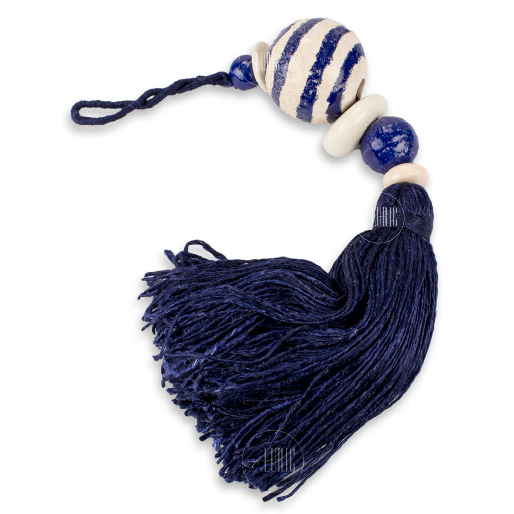 PINGENTE DE FAIANÇA E SEDA SAUIPE NA COR AZUL E BEGE CLARO
