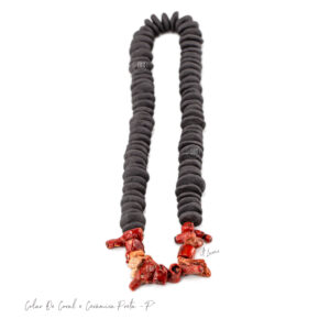 COLAR DE CORAL E CERÂMICA PRETA-P (1)