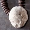 COLAR CERÂMICA TERRACOTA E CORAL BRANCO (3)