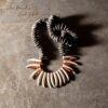 COLAR DECORATIVO CORAL TRIBAL (1)