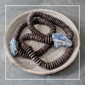 COLAR CERÂMICA PRETA COM CIANITA AZUL-G (1)
