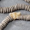 COLAR CERÂMICA ÔNIX PRETO E CALCITA MEL-M (3)