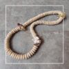 COLAR CERÂMICA MARFIM COM JASPE QUÊNIA -M (1)