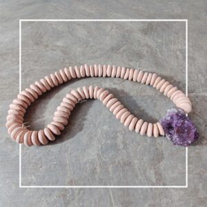 COLAR DE MESA CREME COM DRUSA AMETISTA, 100% FEITO A MÃO
