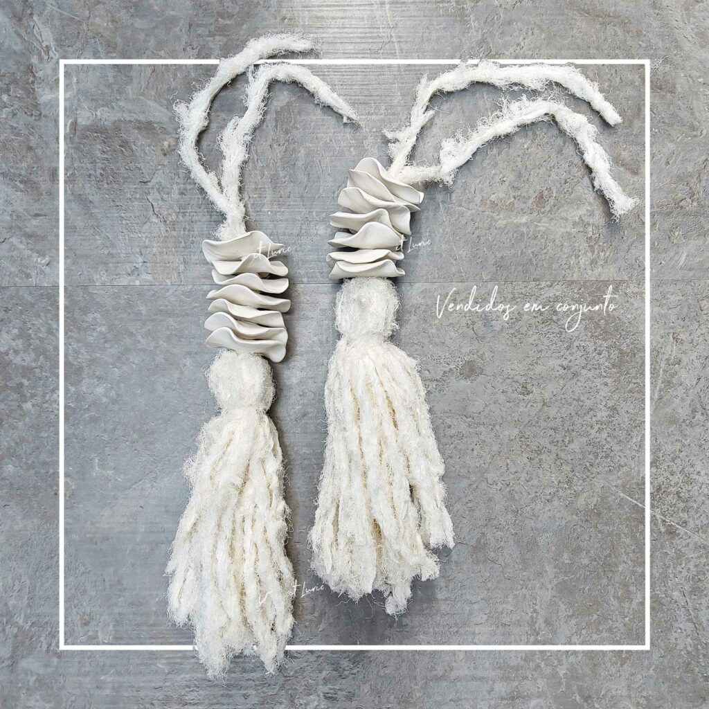 CONJUNTO PINGENTE PORCELANA COM TASSEL DE PLUMA DE SEDA COM VISCOSE COR NATURAL