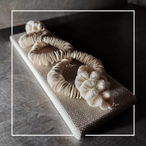 Cúpula Acrílica com Colar Cerâmica Orgânica Branca e Corais