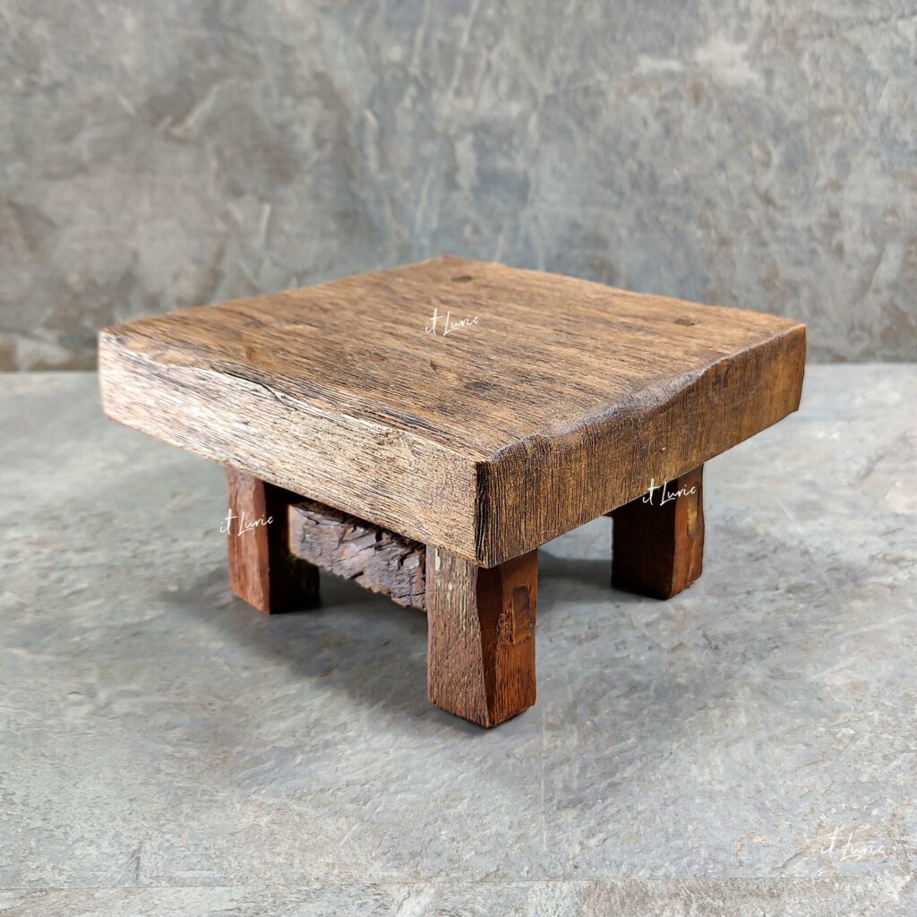 Foto do Mini-Banqueta-Madeira-Demolicao-18x18x11cm, é uma banquinho quadrado com pés baixos para ser usado na decoração como uma base elevada para outros objetos