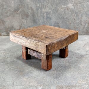 Foto do Mini-Banqueta-Madeira-Demolicao-18x18x11cm, é uma banquinho quadrado com pés baixos para ser usado na decoração como uma base elevada para outros objetos