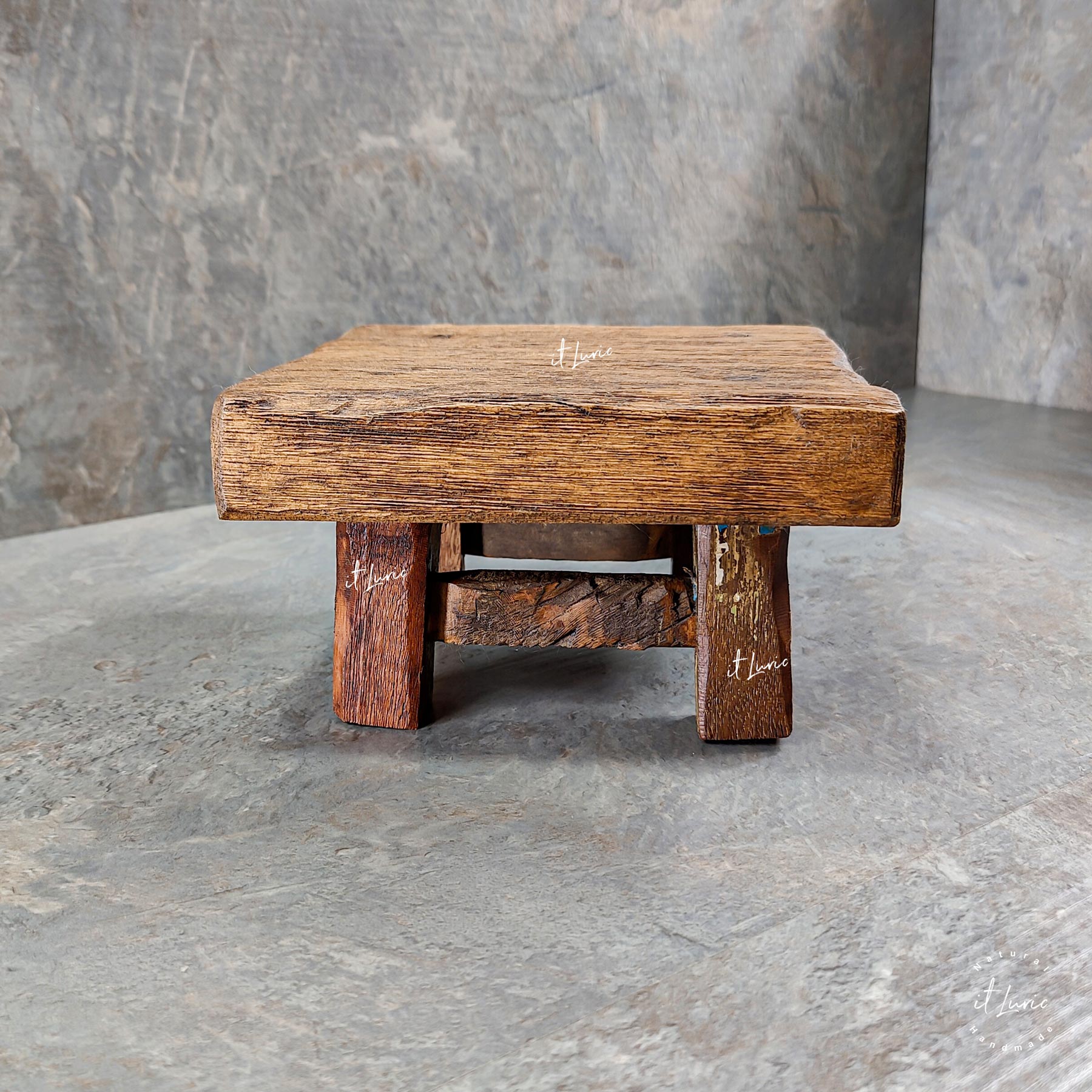 Foto do Mini-Banqueta-Madeira-Demolicao-18x18x11cm, é uma banquinho quadrado com pés baixos para ser usado na decoração como uma base elevada para outros objetos