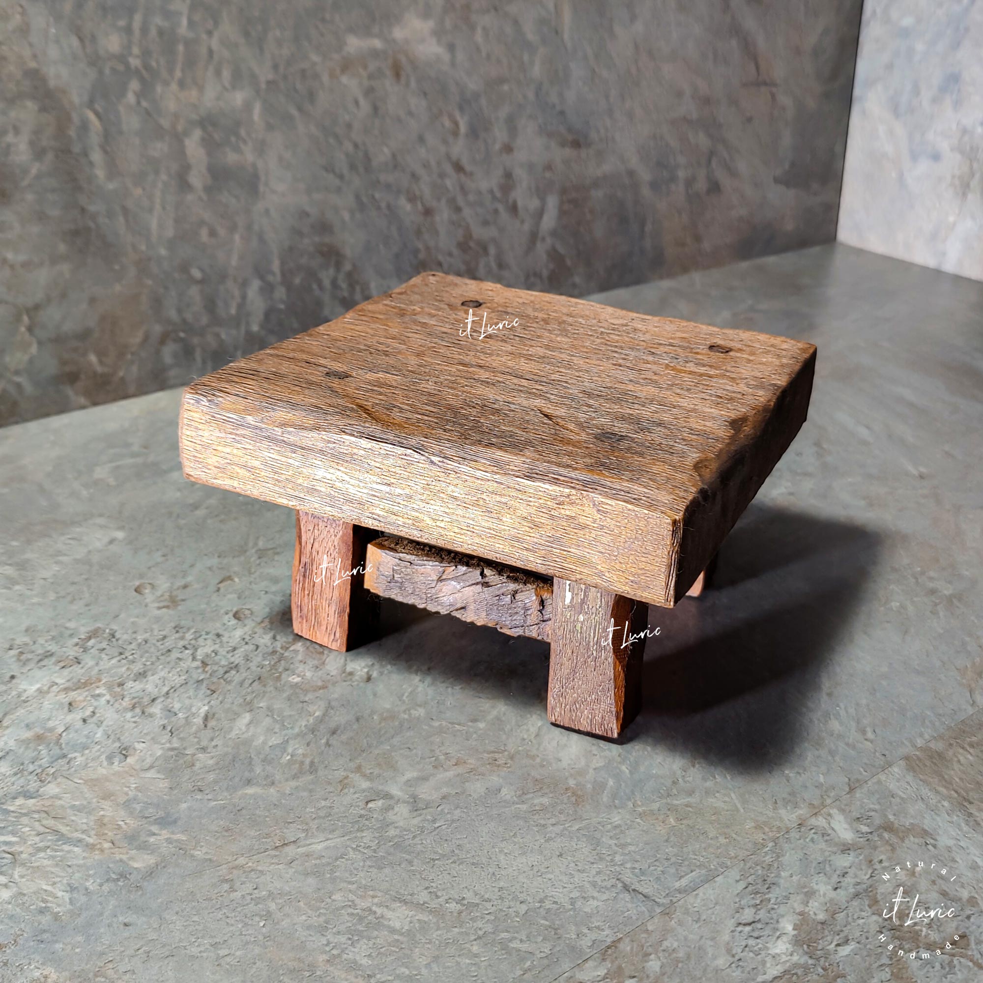 Foto do Mini-Banqueta-Madeira-Demolicao-18x18x11cm, é uma banquinho quadrado com pés baixos para ser usado na decoração como uma base elevada para outros objetos