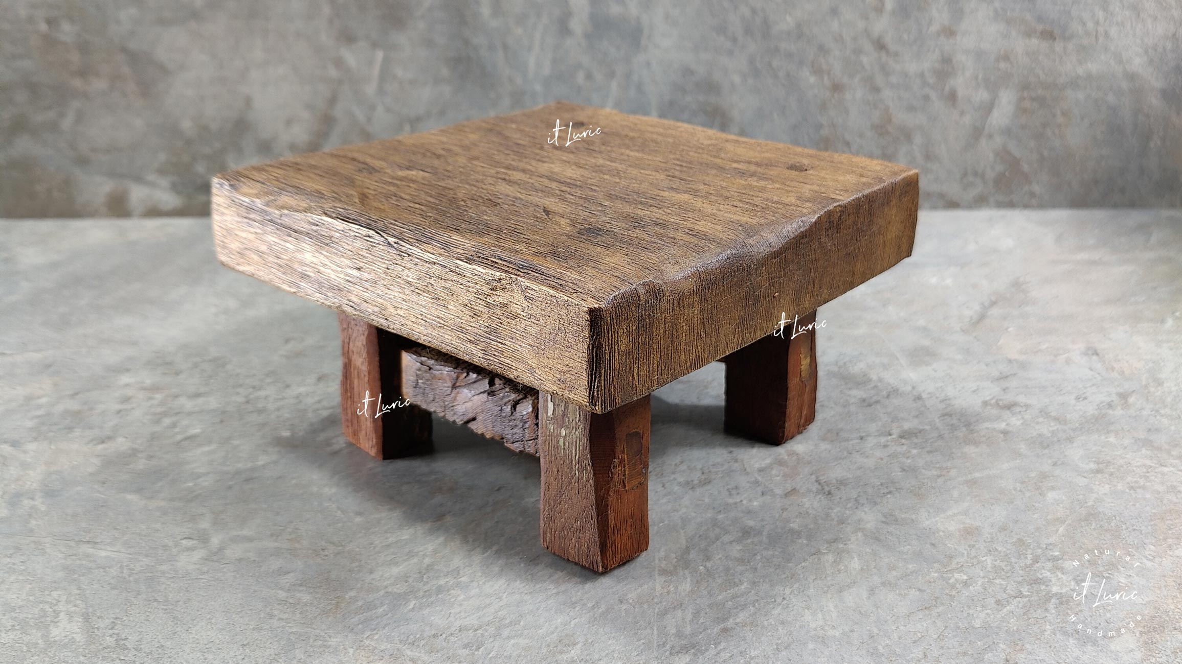 Foto do Mini-Banqueta-Madeira-Demolicao-18x18x11cm, é uma banquinho quadrado com pés baixos para ser usado na decoração como uma base elevada para outros objetos