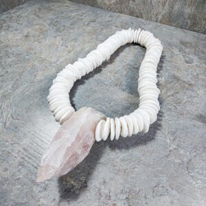 Colar em Porcelana com Cristal de Quartzo Rosa