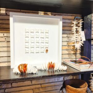 Quadro Cigarra em porcelana com Detalhe Banhado em Cobre Dourado
