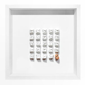 Quadro Porcelana com Pedra Banhada em Cobre Pátina Dourada