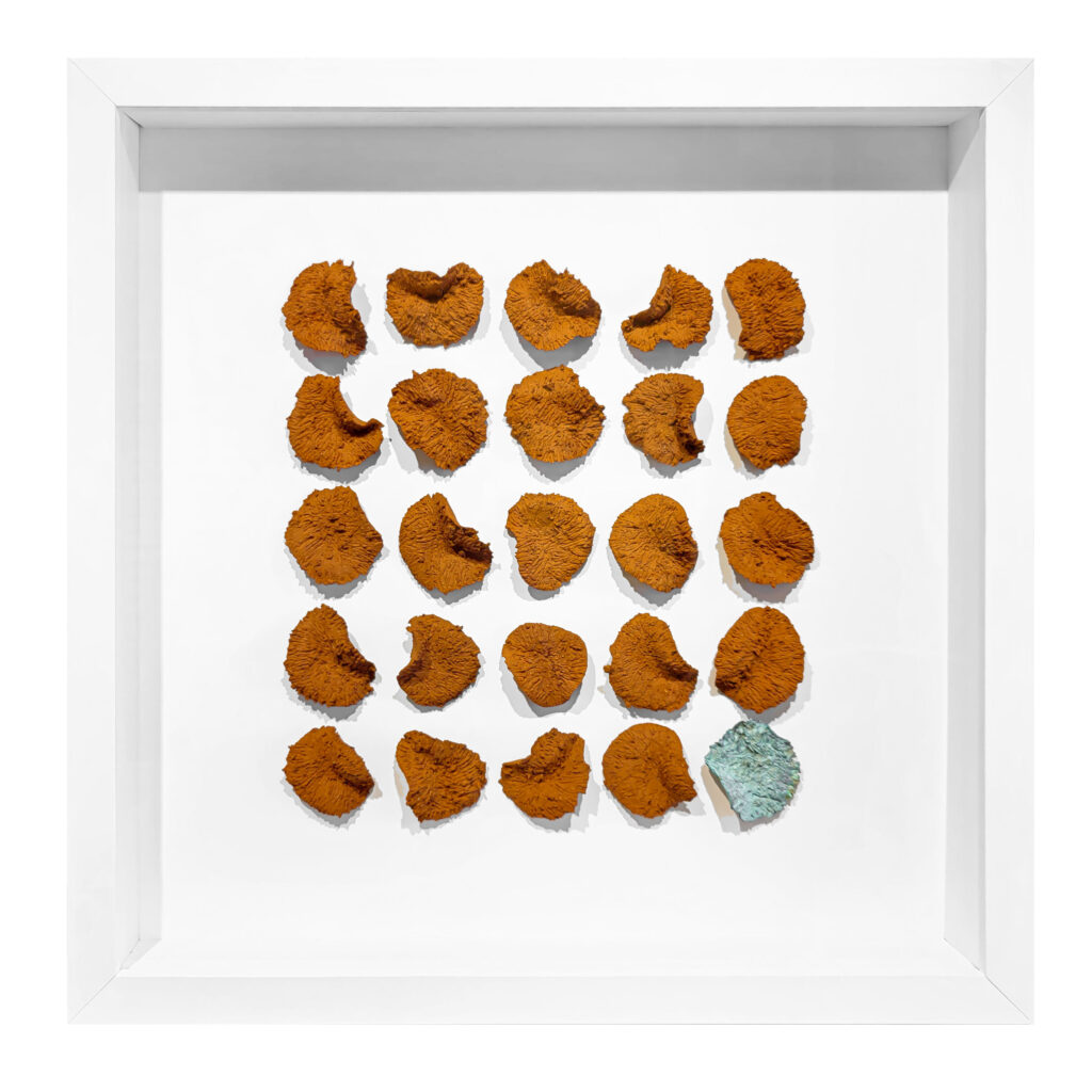 Quadro fuxico terracota com Detalhe Banhado em Cobre