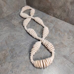 Escultura decorativa orgânica em cerâmica Branco Creme GG feita à mão com acabamento natural e cabo de aço reforçado.