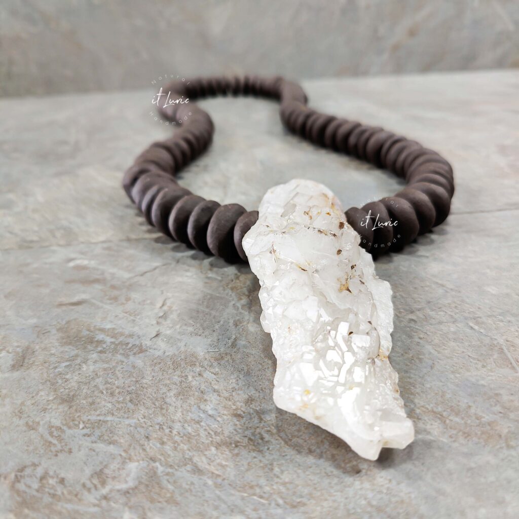 Colar Cerâmica Preta Baixa com Cristal de Quartzo com Ferro
