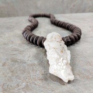 Colar Cerâmica Preta Baixa com Cristal de Quartzo com Ferro