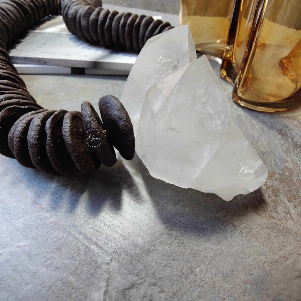 Escultura Cerâmica Preta de Baixa Temperatura com Cristal de Quartzo Branco