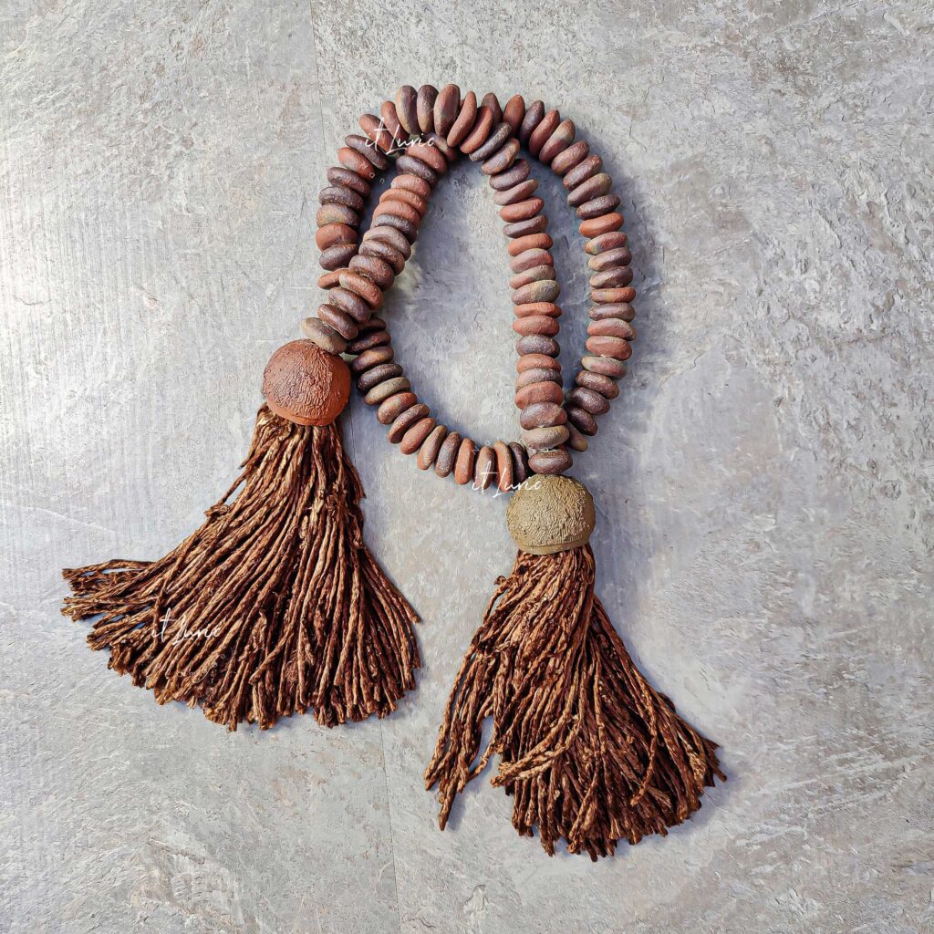 Escultura Cerâmica Terracota Mesclado com Tassel de Seda Pura Café