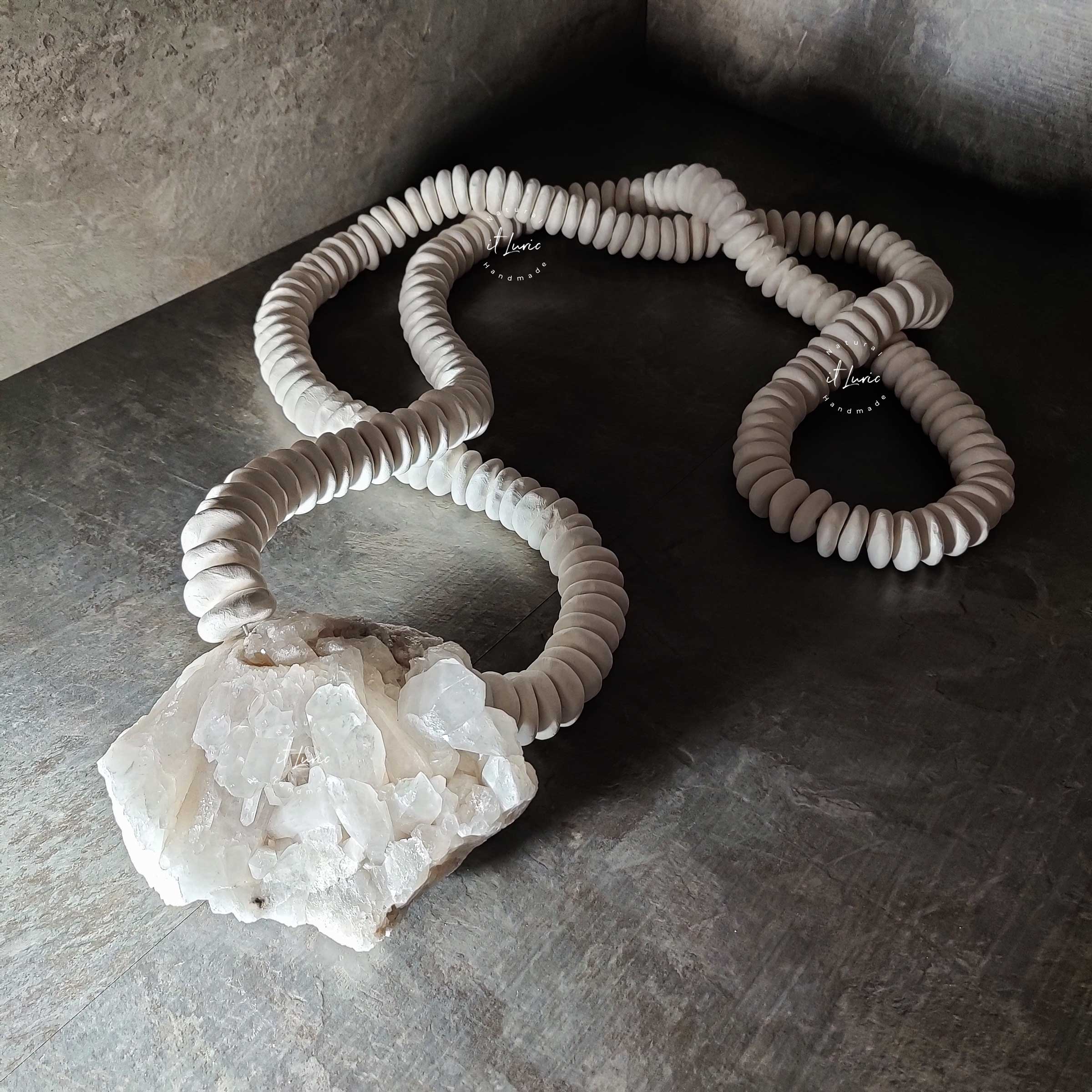 Escultura Decorativa em Porcelana com Cristal de Quartzo Branco