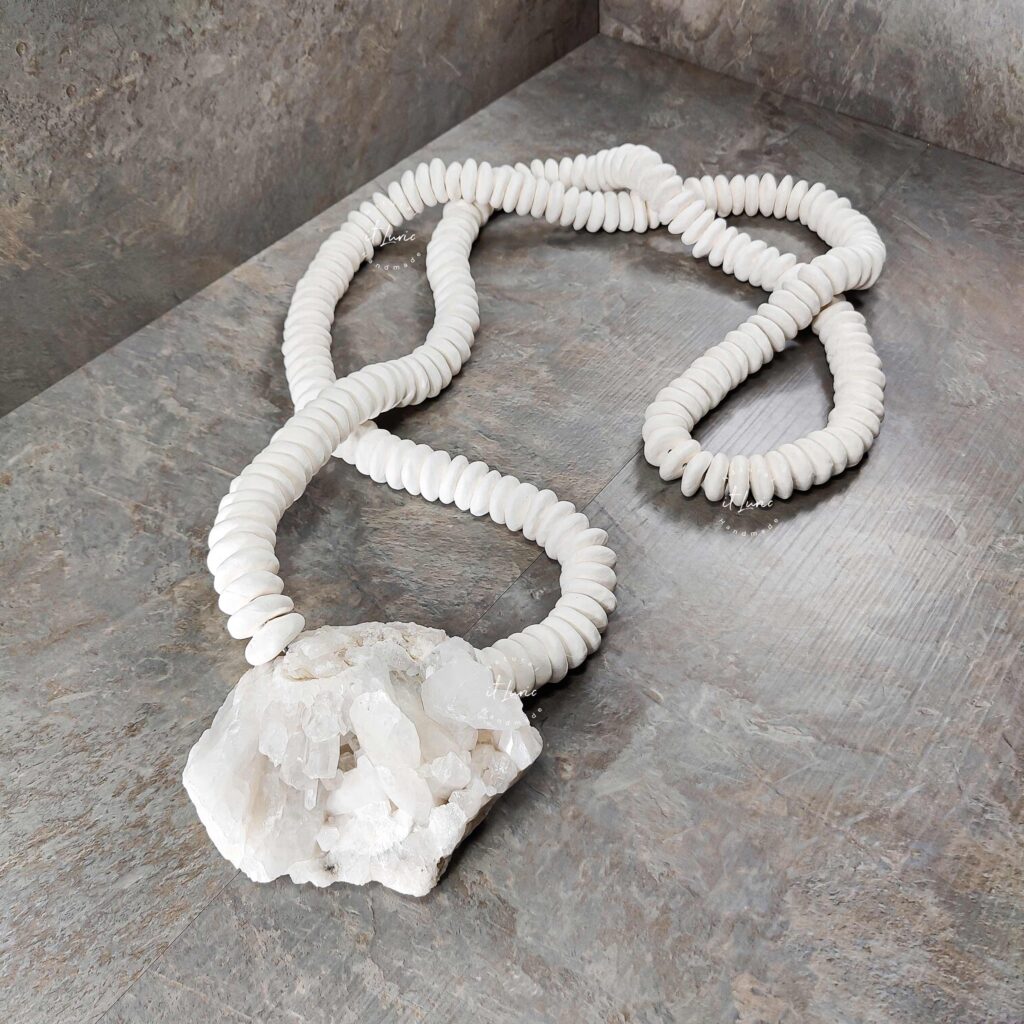 Escultura Decorativa em Porcelana com Cristal de Quartzo Branco