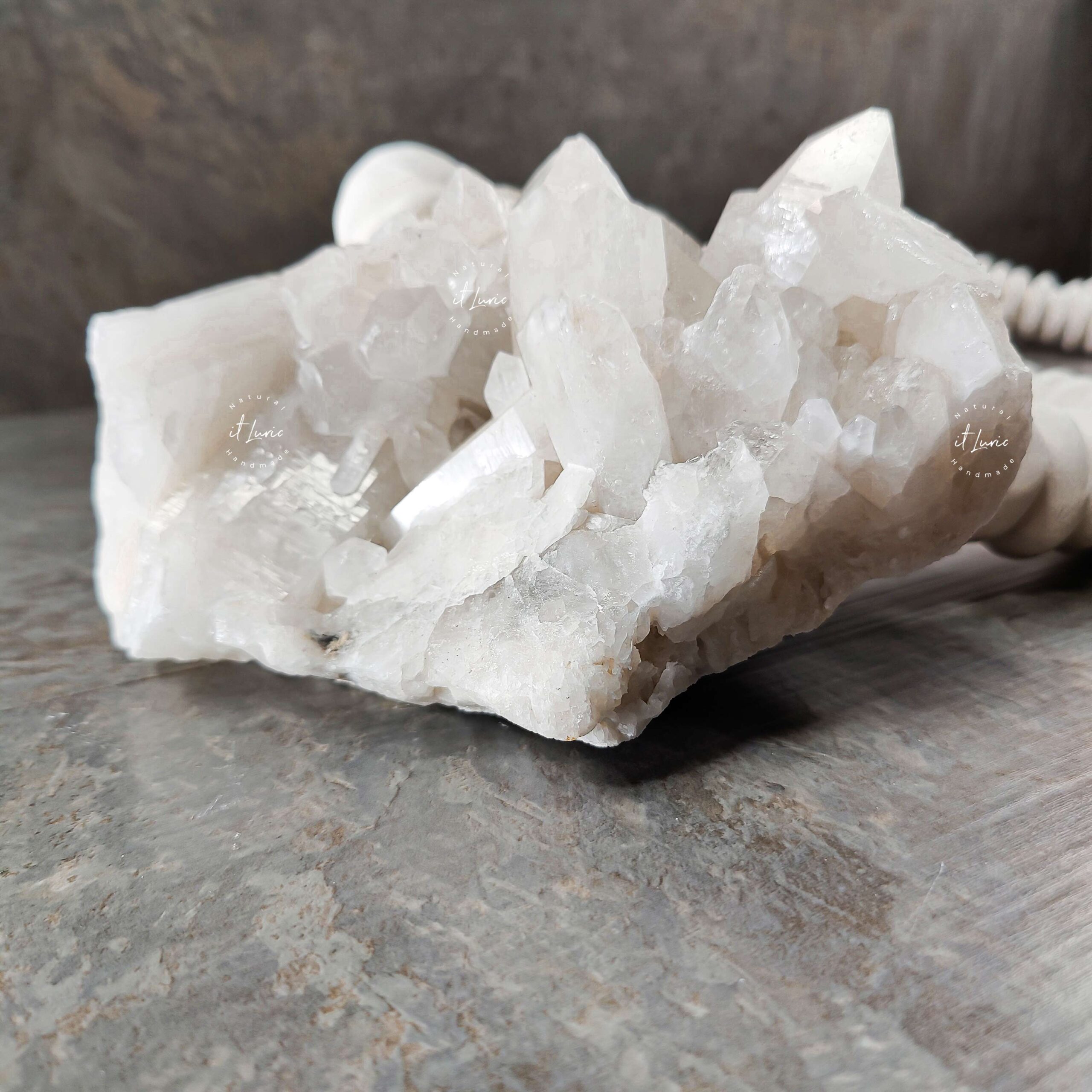 Escultura Decorativa em Porcelana com Cristal de Quartzo Branco