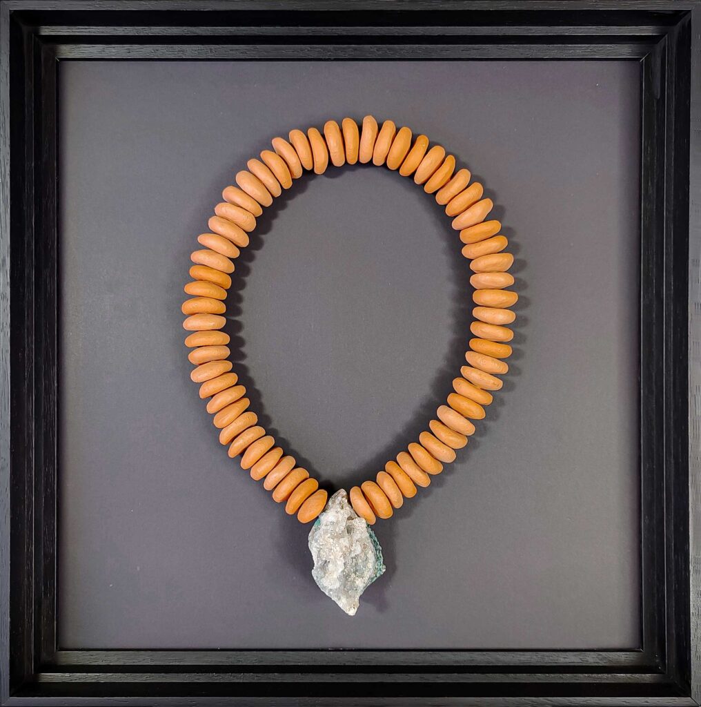 Quadro Colar Cerâmica Terracota Chamote Branco com Geodo de Calcita