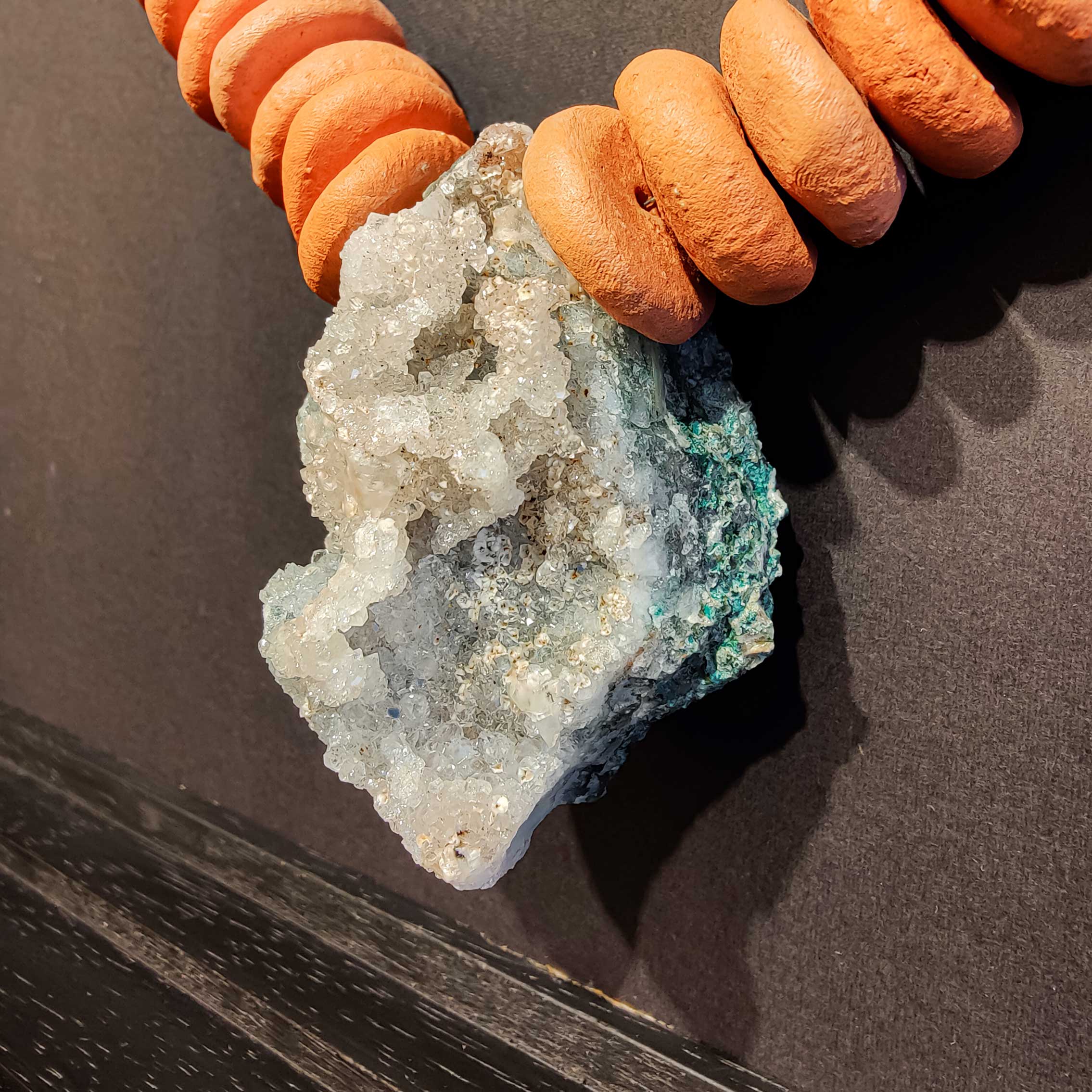 Quadro Colar Cerâmica Terracota Chamote Branco com Geodo de Calcita