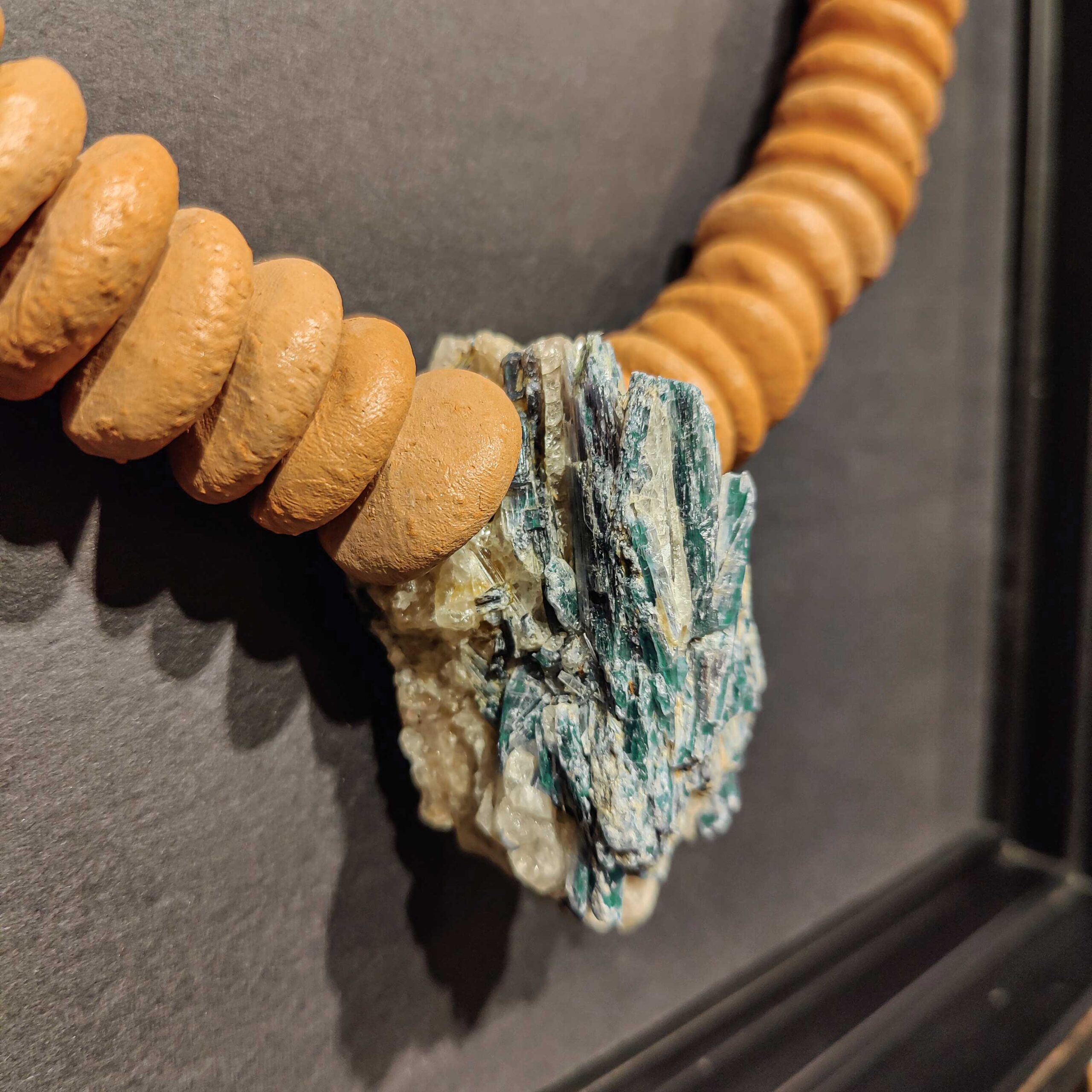 Quadro Colar Cerâmica Terracota Chamote Branco com Cianita Verde