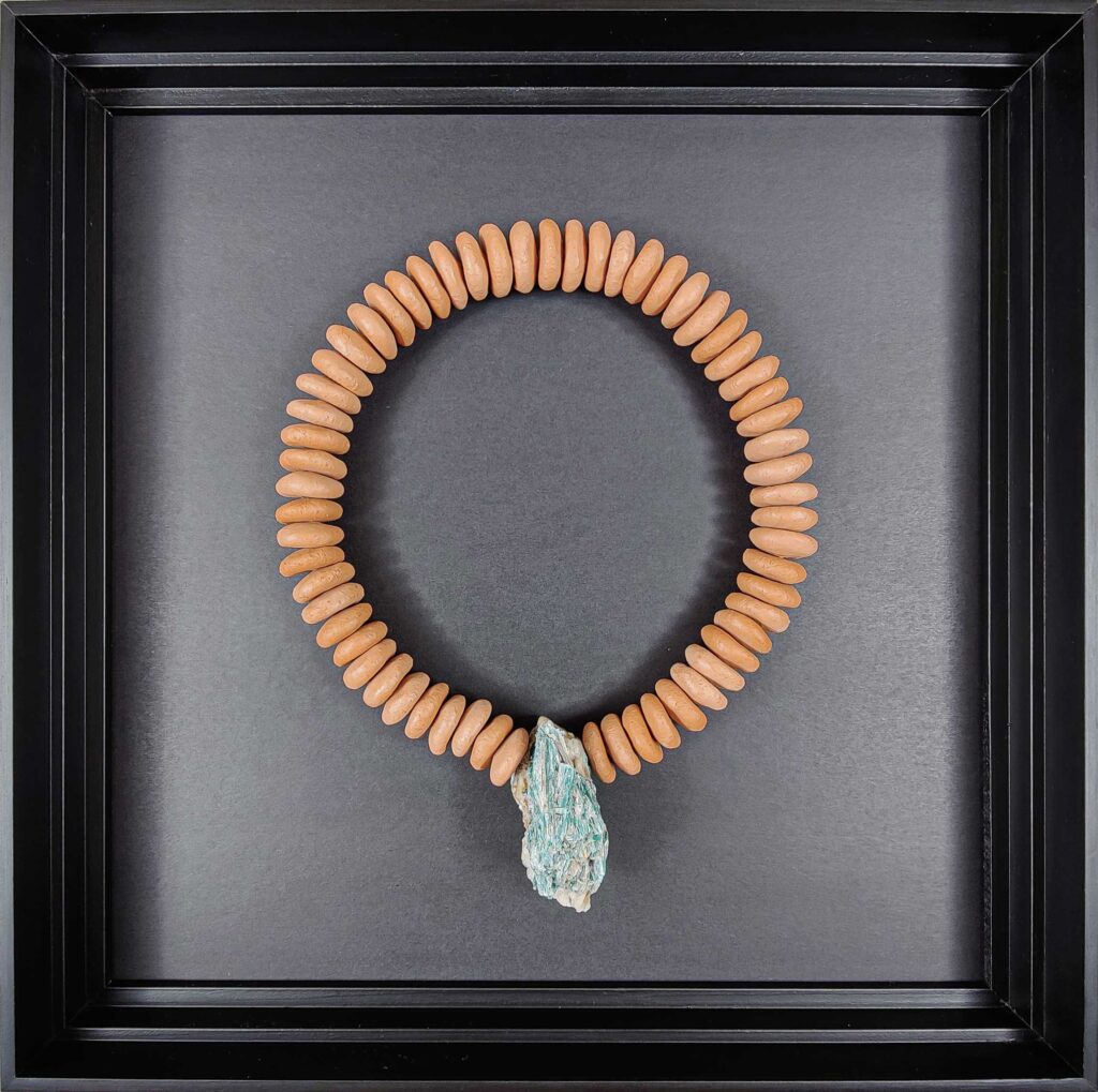 Quadro Colar Cerâmica Terracota Chamote Branco com Cianita Verde