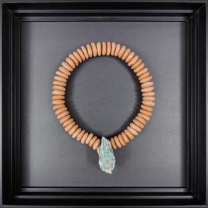 Quadro Colar Cerâmica Terracota Chamote Branco com Cianita Verde