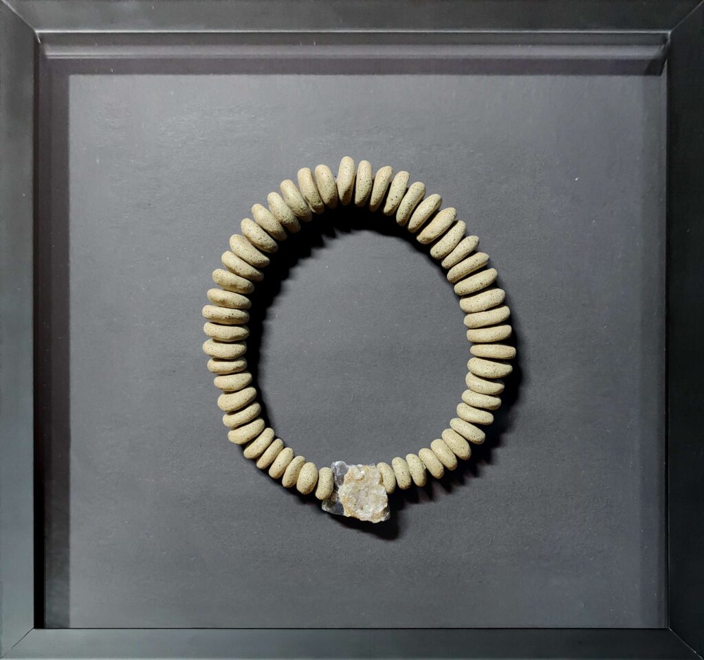 Quadro Colar Cerâmica Tabaco com Ametista