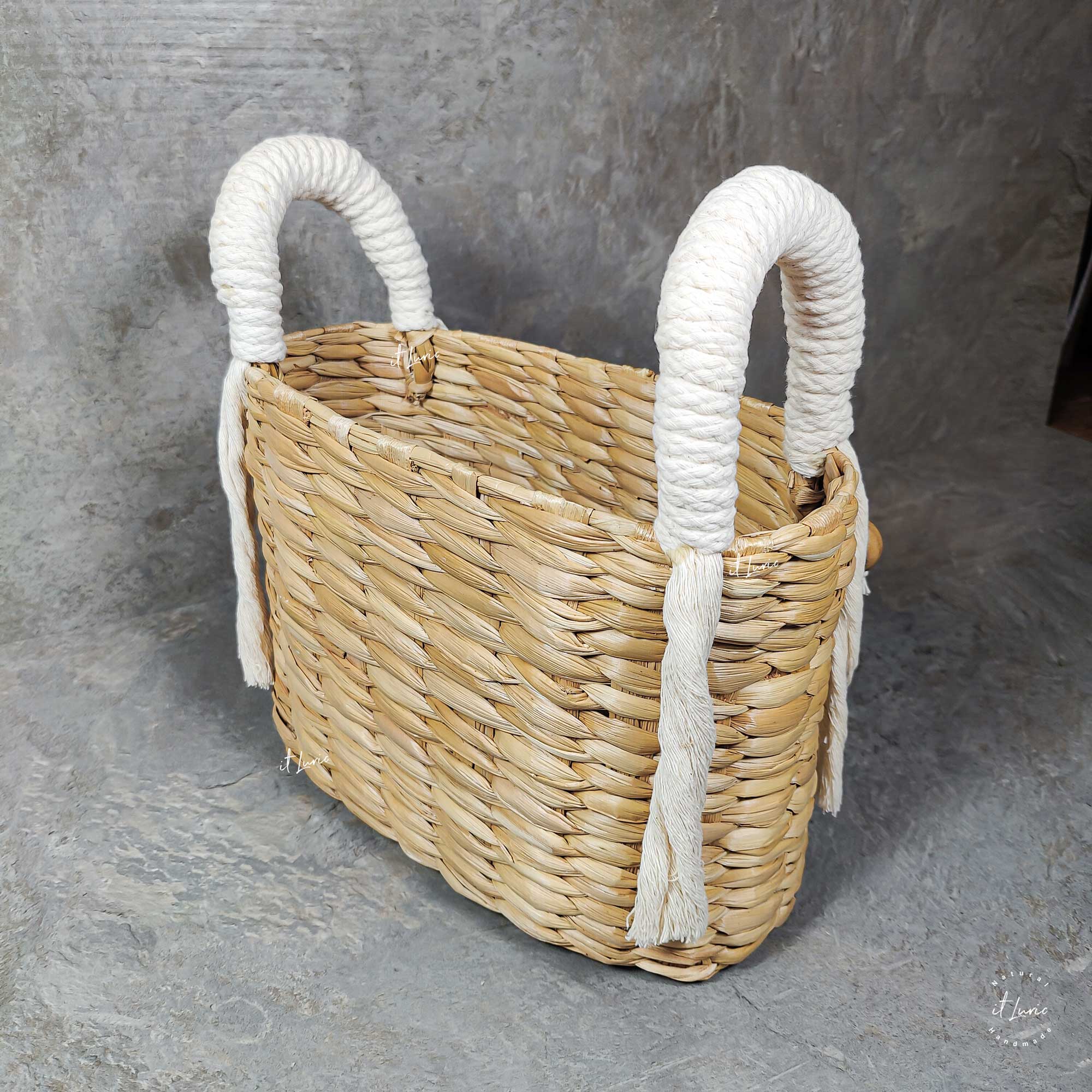 Cesta de Taboa Oval Com Detalhes em Corda de Algodão
