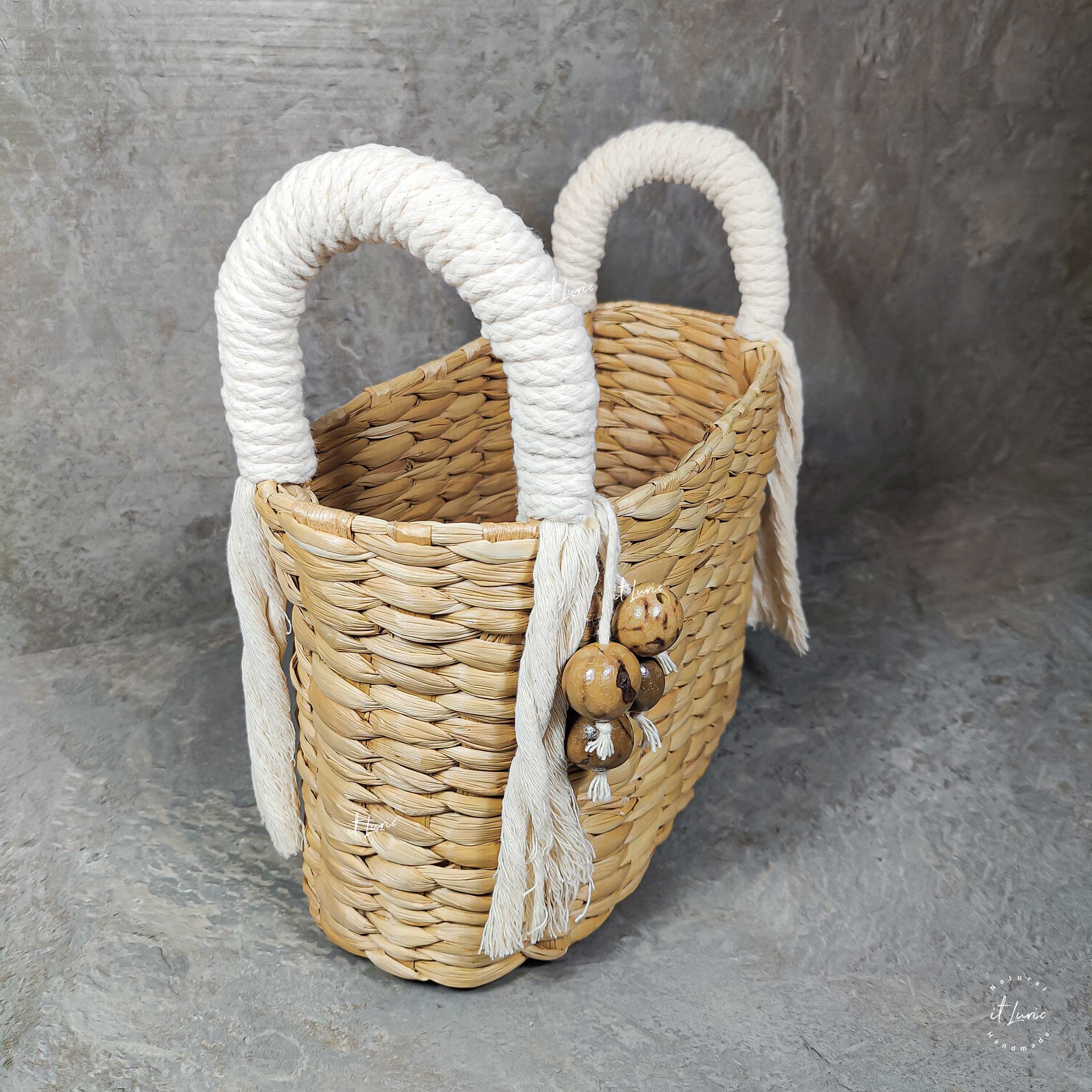 Cesta de Taboa Oval Com Detalhes em Corda de Algodão