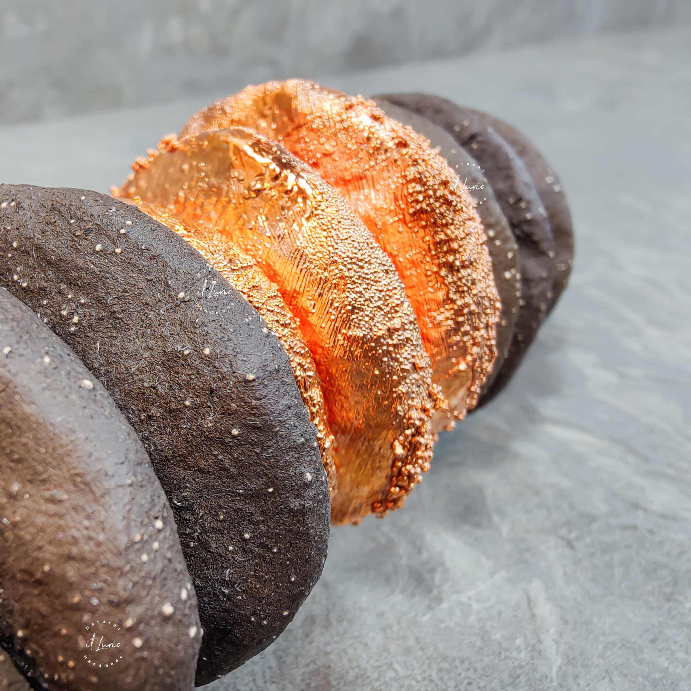Objeto Cerâmica Orgânico com Banho de Cobre Pátina Amarela