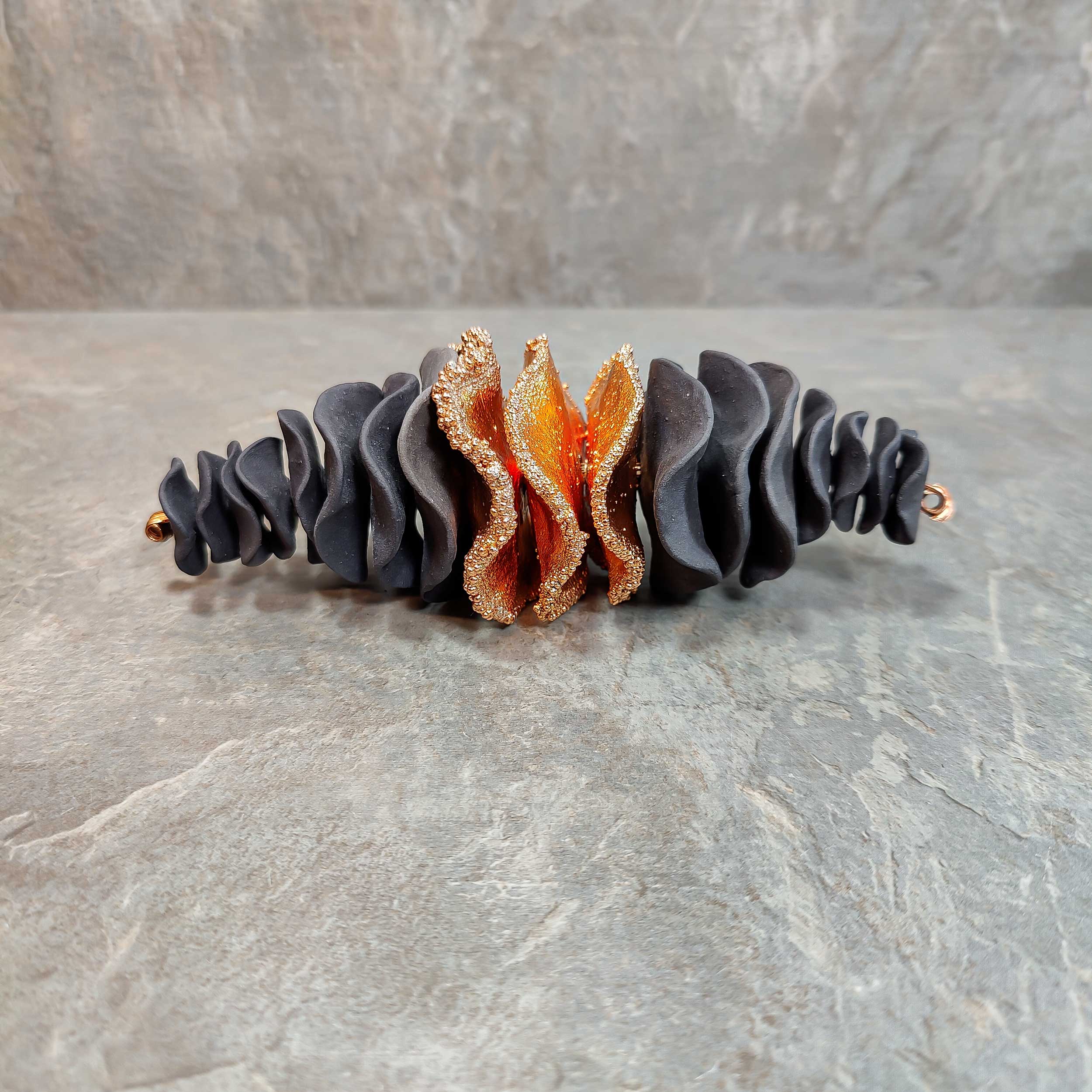Objeto Decorativo Cerâmica Preta de Alta com Banho de Cobre Pátina Amarela