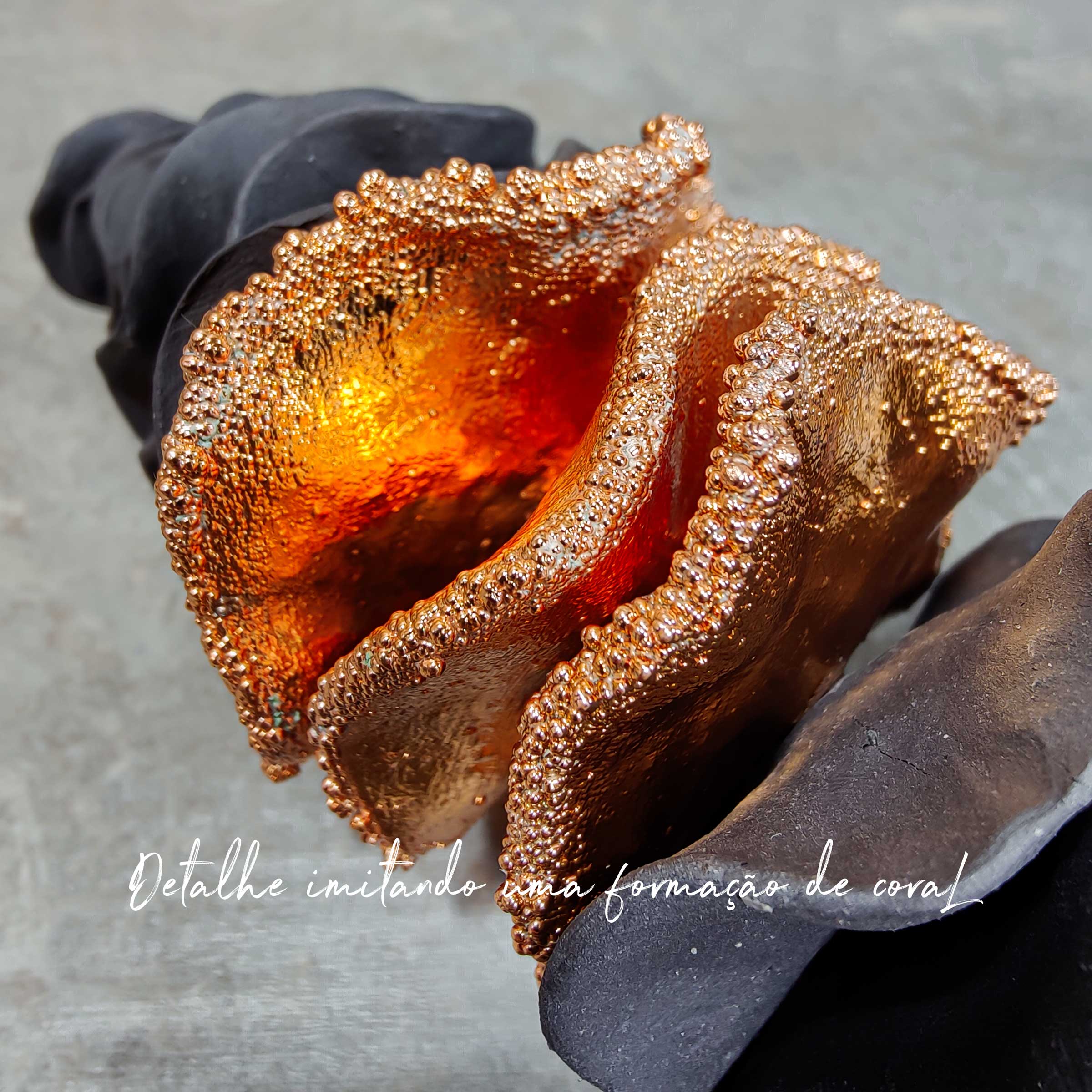 Objeto Decorativo Cerâmica Preta de Alta com Banho de Cobre Pátina Amarela