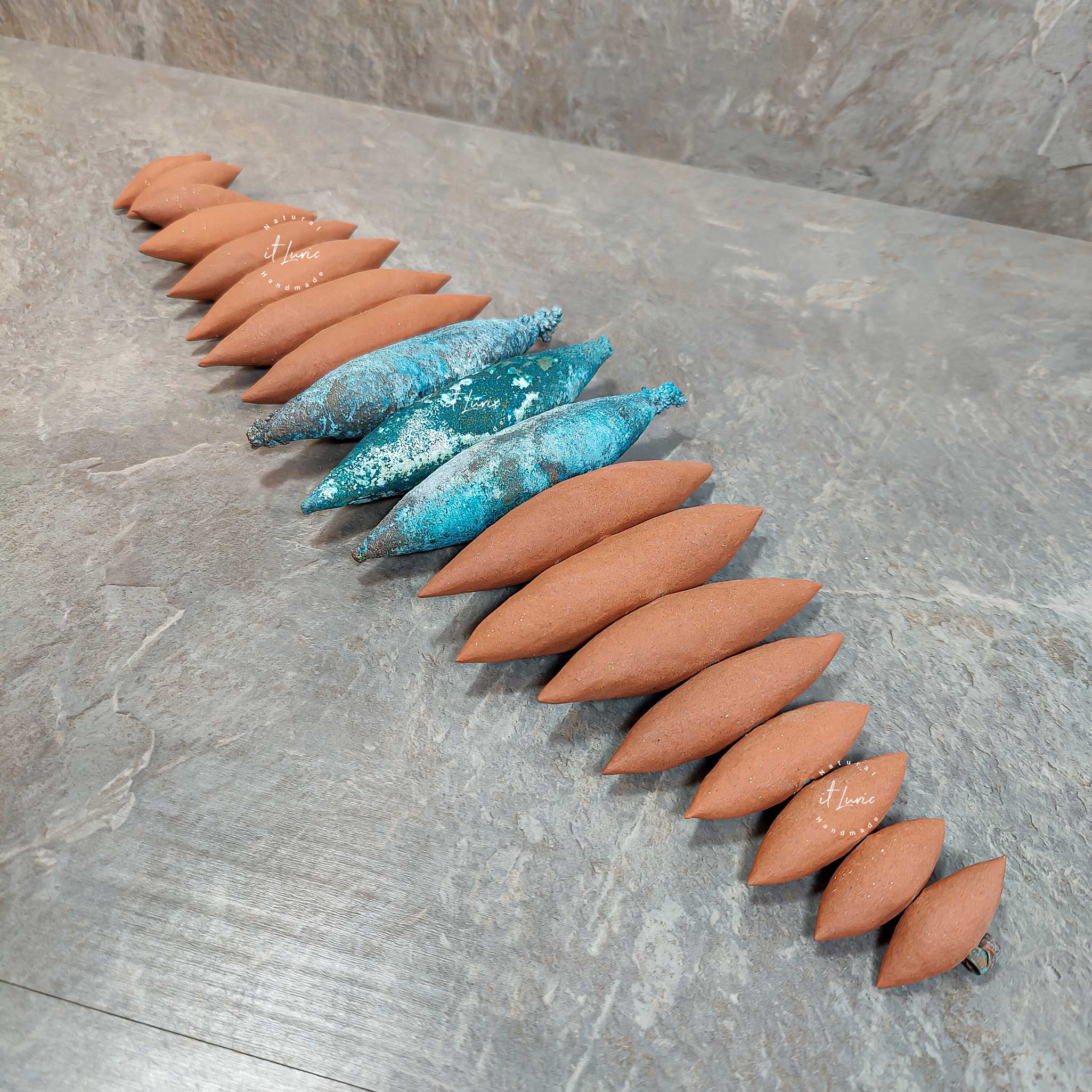 Objeto Decorativo em Cerâmica Ponteiras com Banho de Cobre Patinado