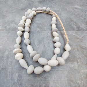 Colar de Mesa Cerâmica Branca com Missangas de Madeira -M