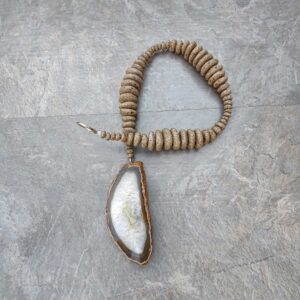 Pendente Orgânico Cerâmica Tabaco com Lâmina de Ágata Verde